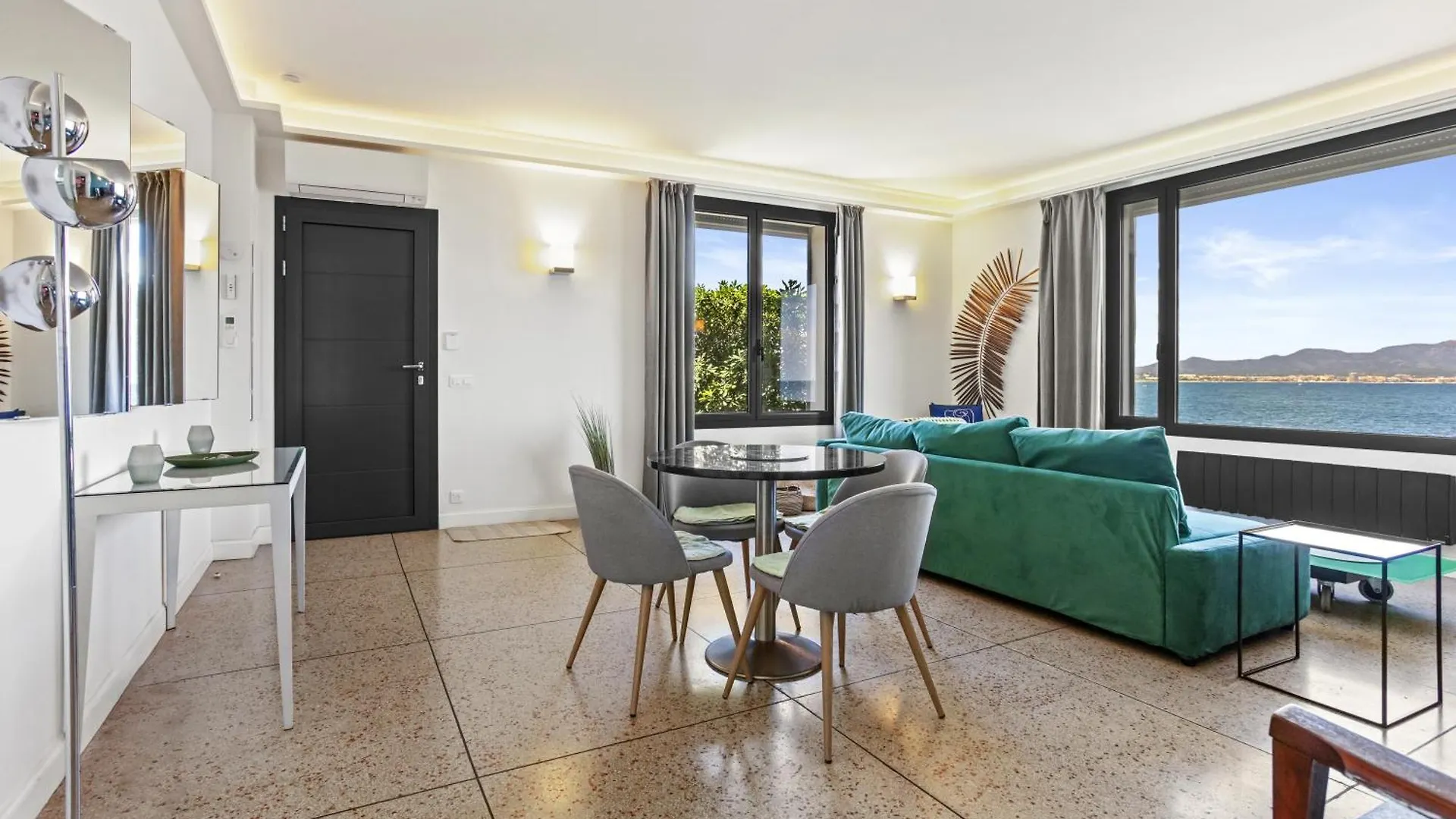 Unique Maison Pieds Dans L'Eau Frejus Apartment
